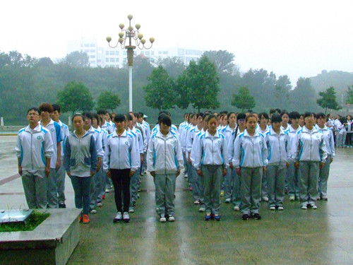 伟德BV官网领导亲切慰问2014级军训新生