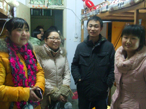 新学期伟德BV官网辅导员班主任老师深入员工宿舍看望返校员工