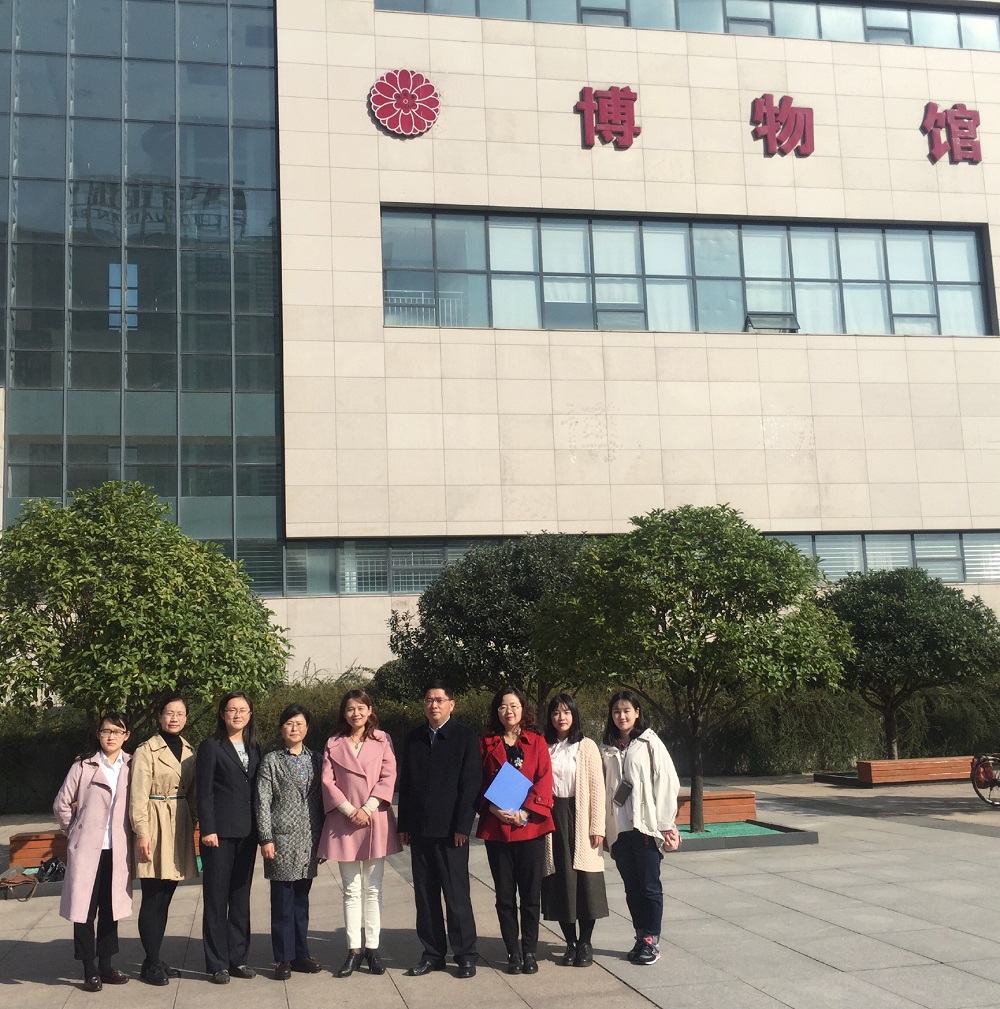 伟德BV官网领导赴信阳市博物馆看望实习研究生