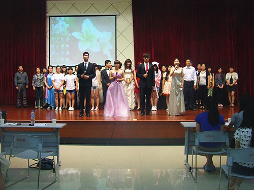 伟德BV官网首届外语“情景秀”决赛精彩开幕