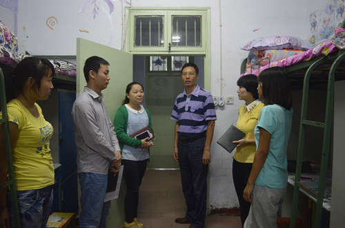 伟德BV官网领导深入员工宿舍走访慰问2014级新生