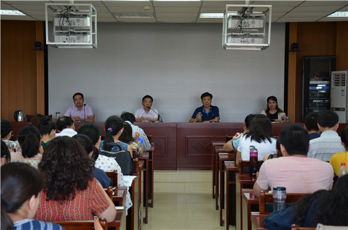 伟德BV官网召开2018——2019学年第一学期教职工大会