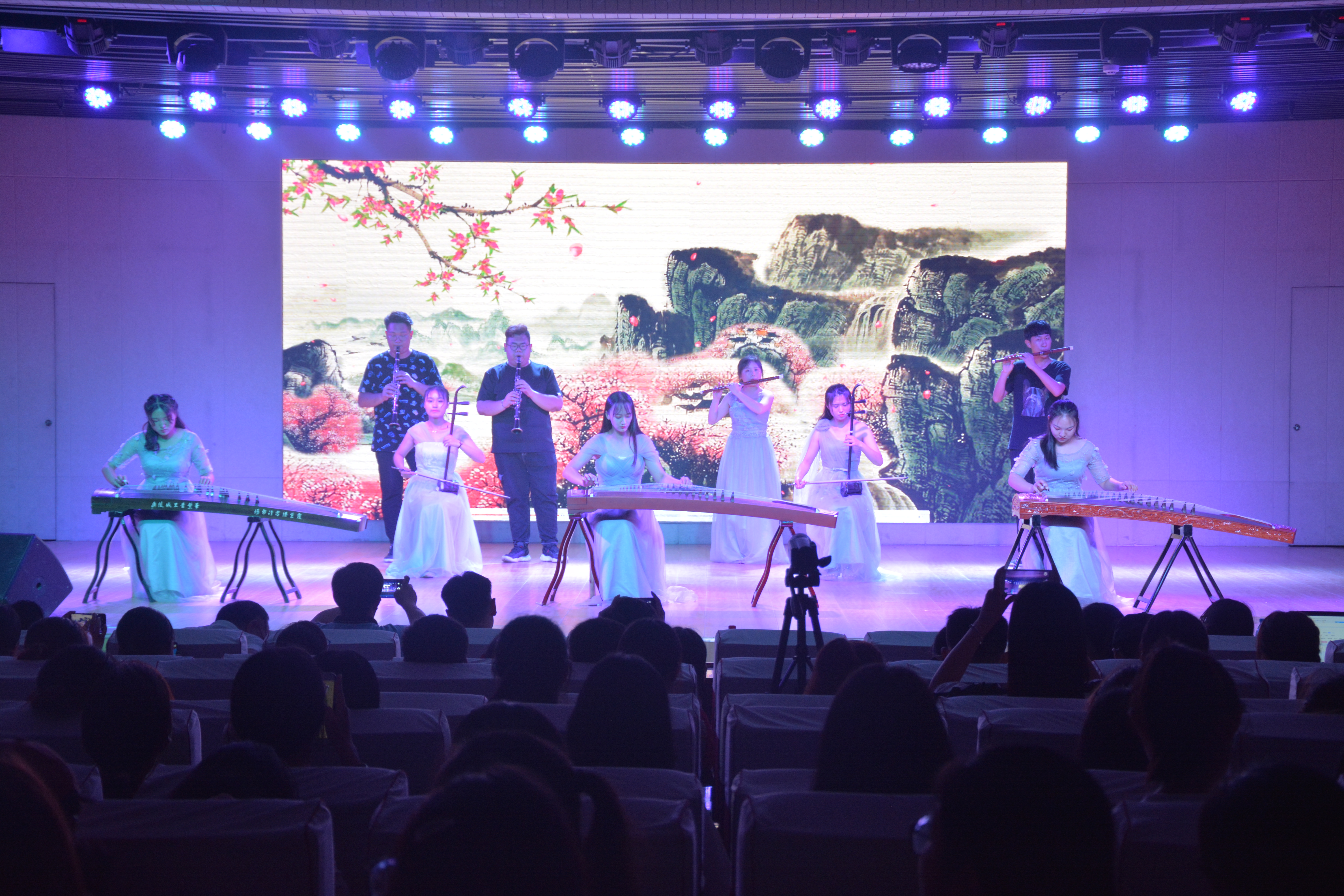 伟德BV官网成功举办2019届优秀毕业生颁奖典礼暨欢送毕业生晚会