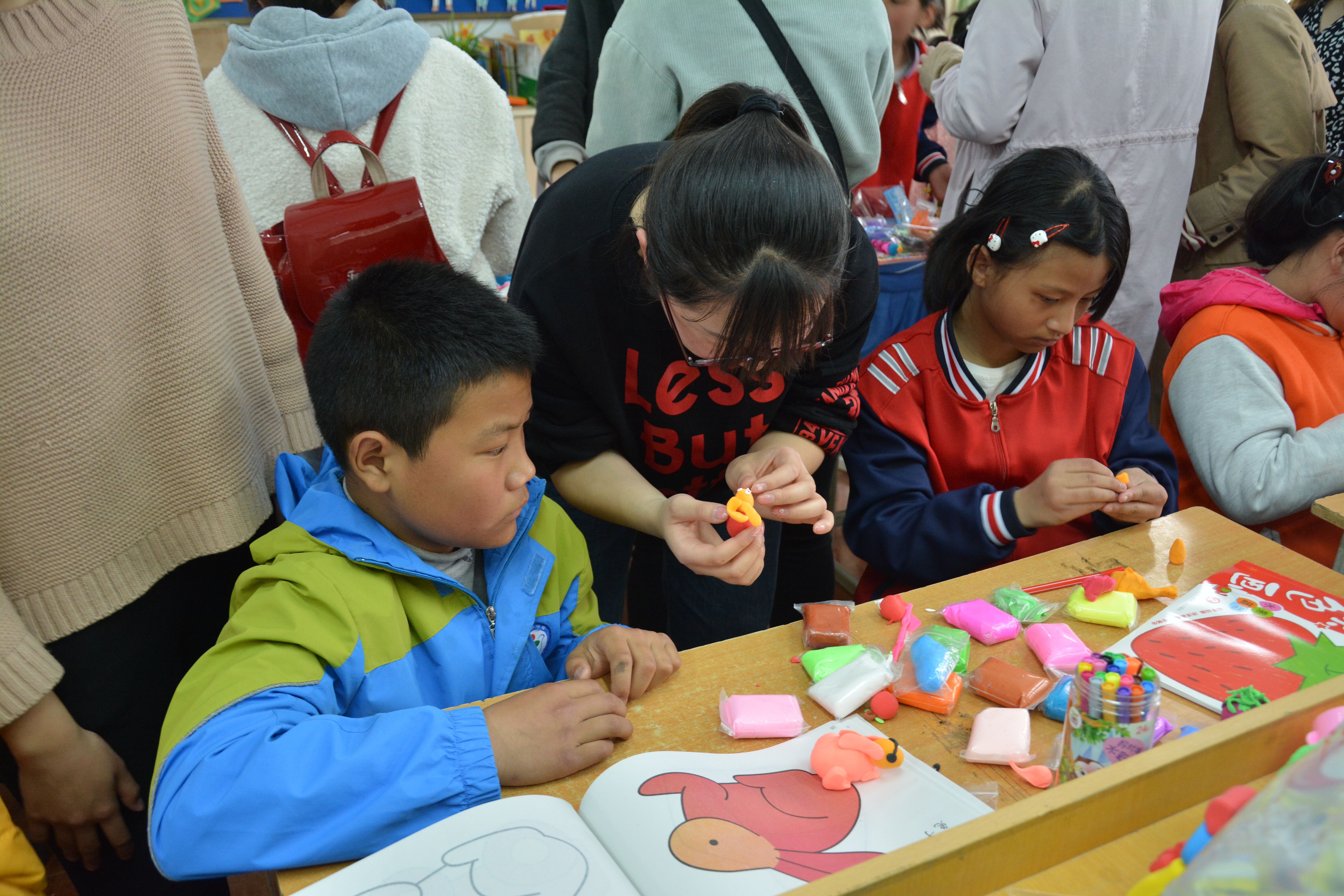 伟德BV官网开展第二届“心手相牵—特别的爱献给特别的你” 特殊教育公司献爱心志愿服务活动