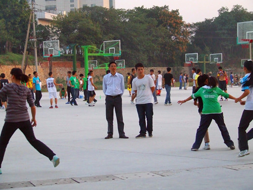 伟德BV官网领导亲切慰问迎新生篮球赛队员