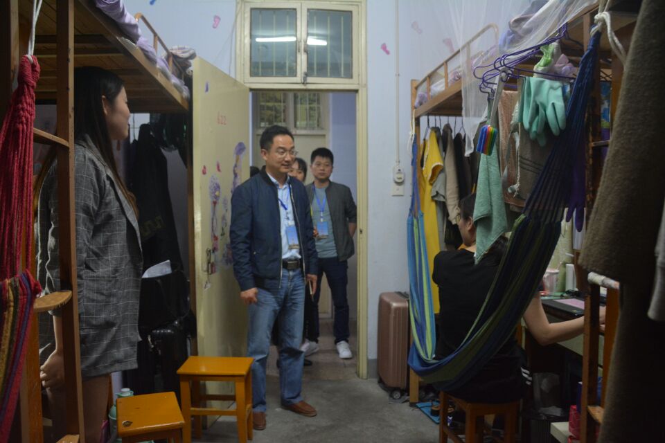 伟德BV官网领导老师走访毕业生宿舍