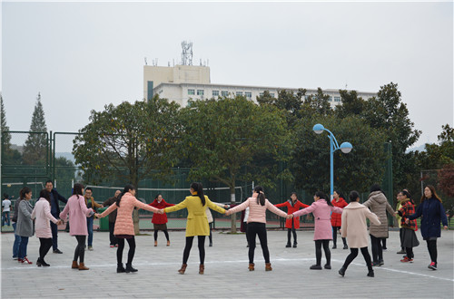 伟德BV官网积极组织“国培计划”教师开展素质拓展活动