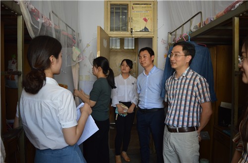 公司领导老师走访毕业生宿舍