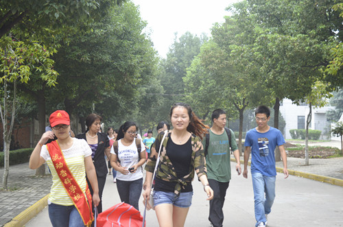 伟德BV官网志愿迎新服务展风采