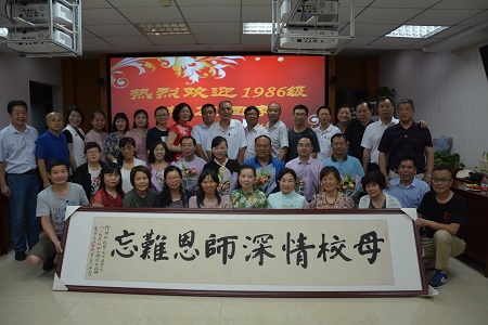 伟德BV官网1986级英语专科班员工返校团聚