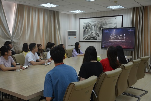 伟德BV官网组织师生观看2019年最美高校辅导员、老员工发布仪式