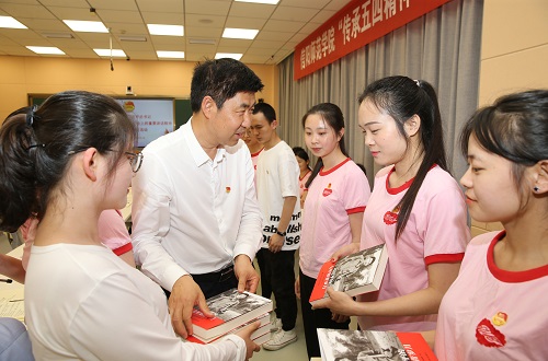 2017级翻译1班团支部举行“传承五四精神 做新时代青年”特别主题团日活动