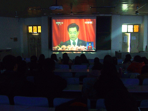 伟德BV官网师生喜看党的十八大开幕式直播