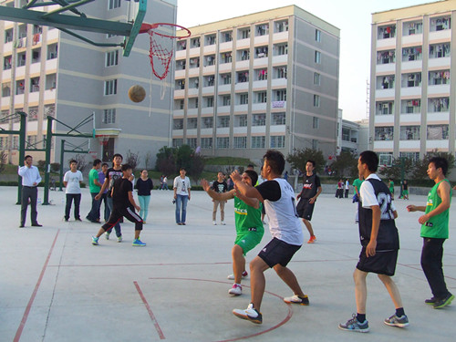 伟德BV官网领导亲切慰问迎新生篮球赛队员