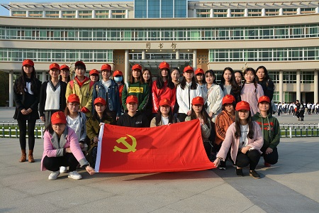 伟德BV官网组织开展“我为党旗添光彩——道路安全行，共助你我他”志愿实践活动