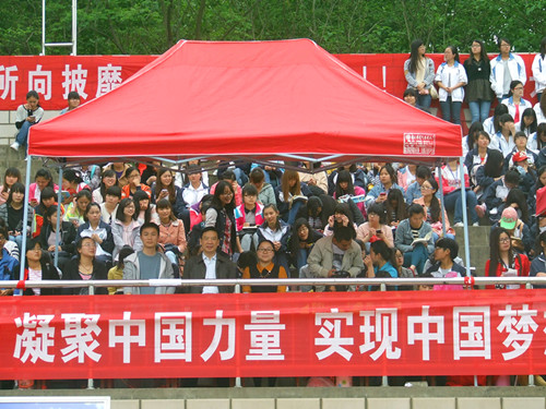 伟德BV官网领导老师亲临运动会现场给运动健儿加油助威