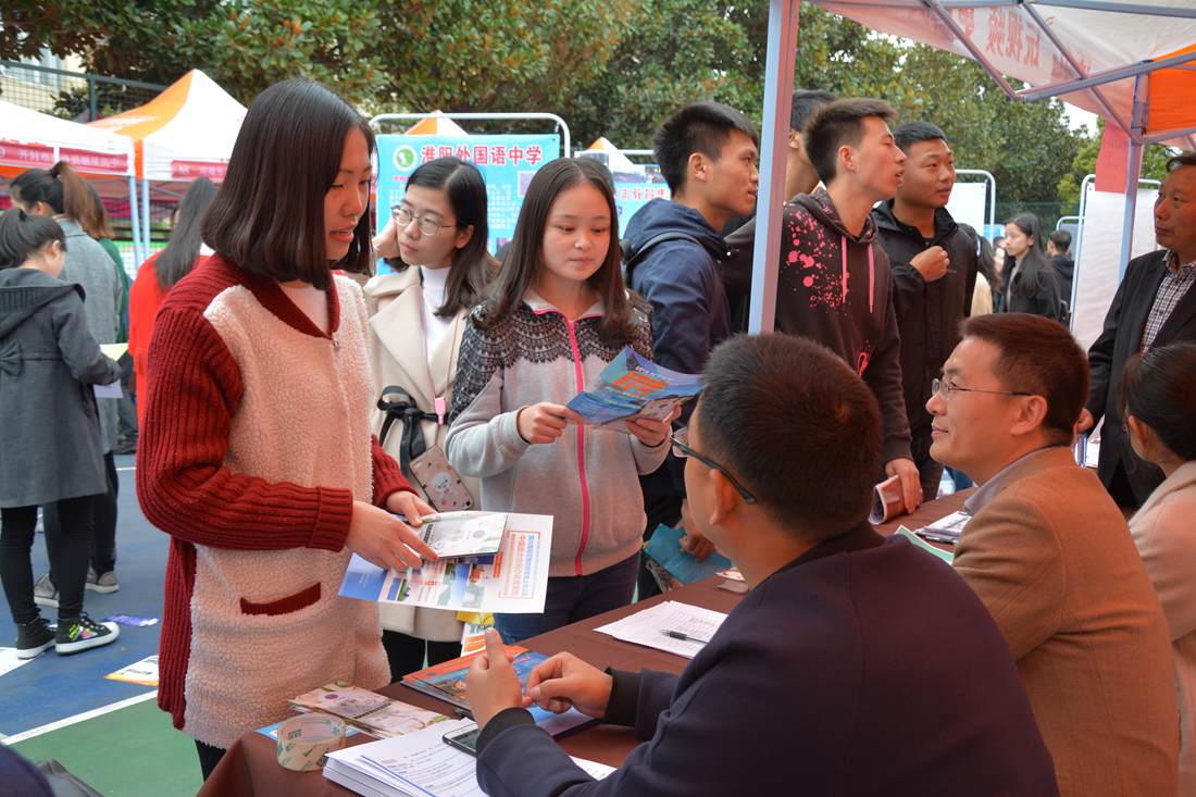 伟德BV官网组织应届毕业生参加冬季就业双选会