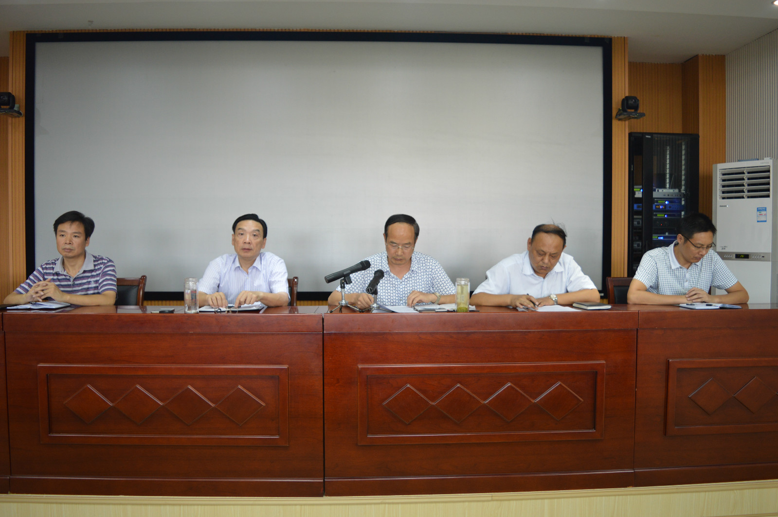 伟德BV官网召开新学期教职工大会