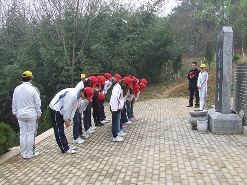 伟德BV官网组织第55青校学员前往景明墓开展祭扫实践活动