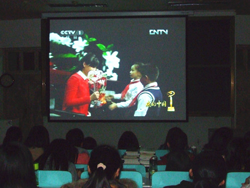 伟德BV官网组织员工观看感动中国2013颁奖晚会