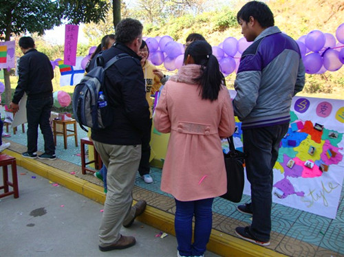 公司举行“环球之旅”主题特色风情展喜迎女生月