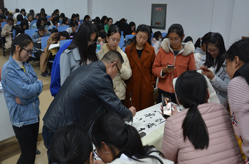 伟德BV官网邀请优秀员工为新生作入学教育报告