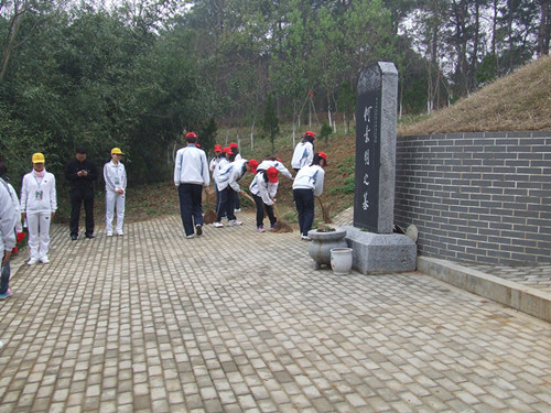 伟德BV官网组织第55青校学员前往景明墓开展祭扫实践活动