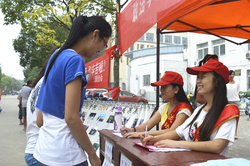 伟德BV官网志愿迎新服务展风采