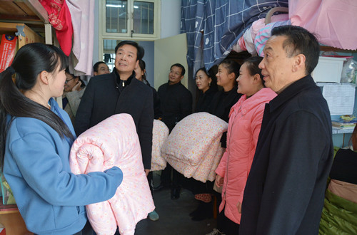 伟德BV官网领导深入宿舍为贫困生发放过冬棉被