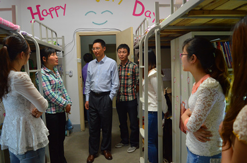 伟德BV官网领导老师深入员工宿舍看望应届毕业生