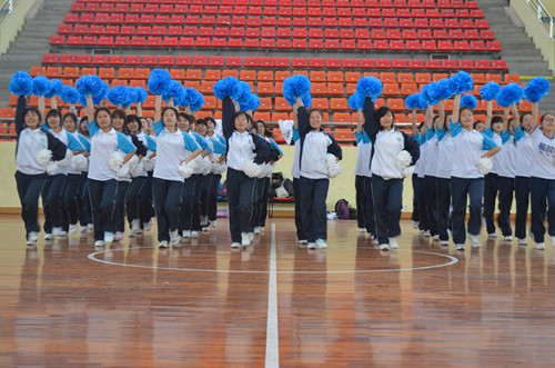 伟德BV官网团学老师慰问健美操运动员