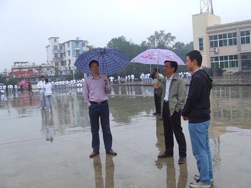 伟德BV官网领导亲切慰问2014级军训新生