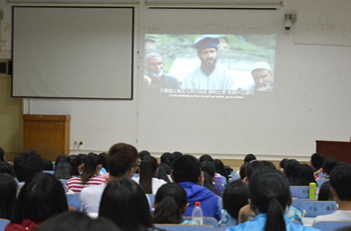 伟德BV官网积极组织学子参加老员工心理健康观影活动