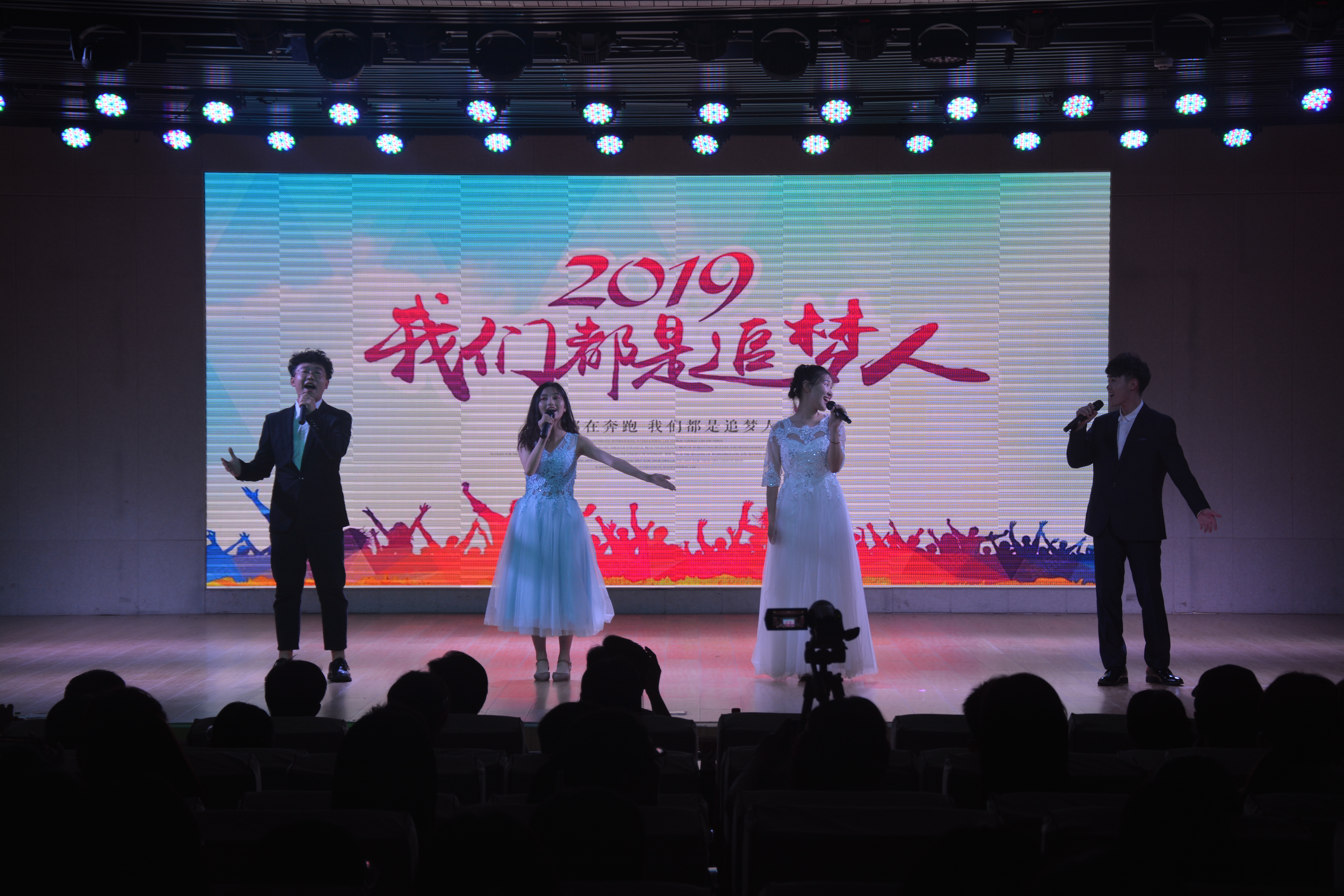 伟德BV官网成功举办2019届优秀毕业生颁奖典礼暨欢送毕业生晚会