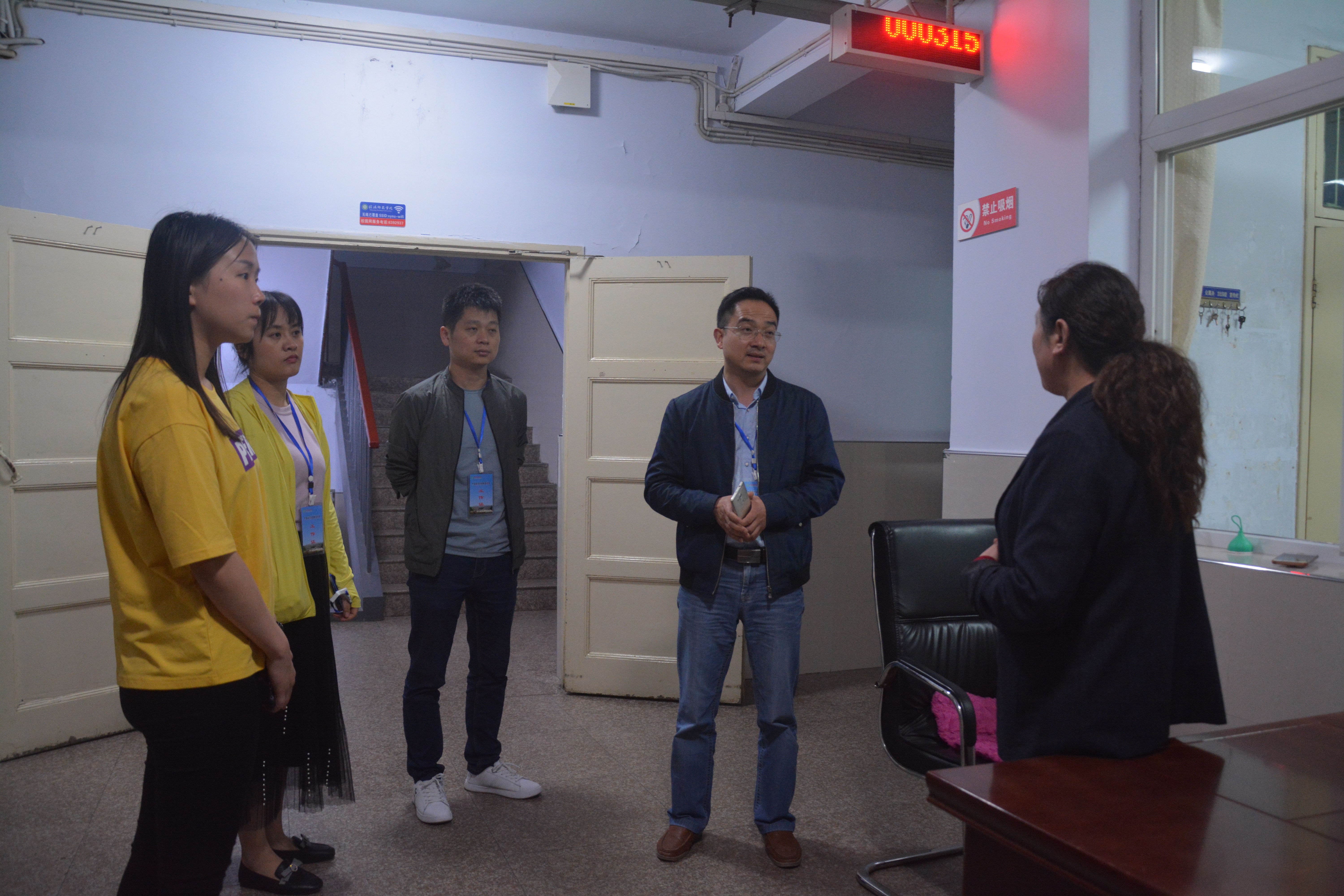 伟德BV官网领导老师走访毕业生宿舍