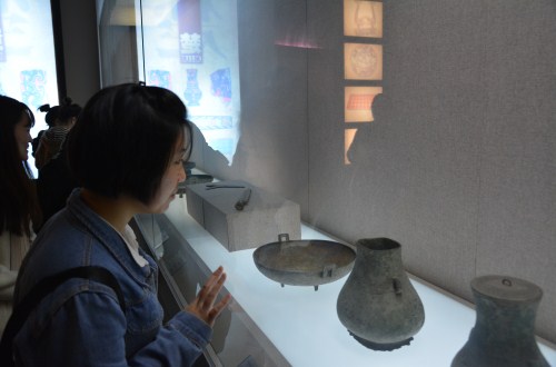 伟德BV官网组织开展“淮上故园――信阳博物馆历史文化之旅”活动