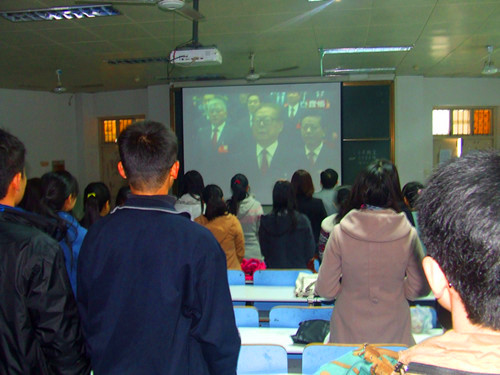 伟德BV官网师生喜看党的十八大开幕式直播